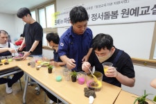 8월 12일 - 원예 in 마음 : 장애인 정서 돌봄 원예교실 8회차(풍난 테라리움) - 2025년 원예 in 마음 : 장애인 정서돌봄 원예교실... 