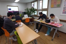3월 26일 - 서양화 미술교실 12회차 (19일 11회차진행) - 2026년 서양화 미술교실 - 서대구주간보호센터 3월 26일 - 서양화 미술교실... 