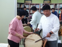유대수 관장님과 함께하는 신명나는 난타수업 ~ - 평생교육 - 장애인샘골야학교 유대수 관장님과 함께하는 신명나는 난타수업 ~
