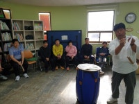유대수 관장님과 함께하는 신명나는 난타수업 ~ - 평생교육 - 장애인샘골야학교 유대수 관장님과 함께하는 신명나는 난타수업 ~