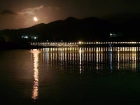 위도정금다리 야경과 반달 - 위도풍경 - 펜션 위도 깊은금 핀란드 위도정금다리 야경과 반달