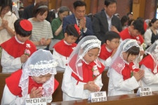 2025년7월20일 교중미사중 첫영성체 사진 - ♣―세례.견진.새신자 사진 - 천주교공덕동성당 2025년7월20일 교중미사중 첫영성체 사진