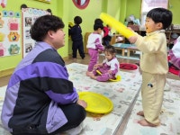 🥏 원반으로 놀아요~! - 꽃들B반(만1세) - 토끼와 당근 어린이집 🥏 원반으로 놀아요~!