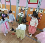 토당 한가위🌜송편빚기 & 전통놀이 - 토당 이야기 - 토끼와 당근 어린이집 토당 한가위🌜송편빚기 & 전통놀이