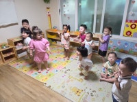 재미있고 신나는 영어 시간♡♡ - 영어특별활동사진 - 인천24시 꿈나무어린이집 재미있고 신나는 영어 시간♡♡