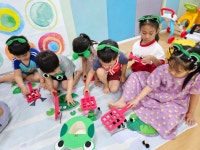 미술선생님과 개구리밥을 줘요~🐸 - 2025֍특별활동 - 공공형 장미어린이집 미술선생님과 개구리밥을 줘요~🐸