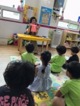 어른께 물건을 드릴때는 어떻게 드릴까요?-인성 - 2023֍특별활동 - 공공형 장미어린이집 어른께 물건을 드릴때는 어떻게 드릴까요?-인성