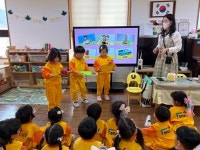 🌸🌼향기로운 꽃잎반🌼🌸 신나게 놀며 즐기는 영어시간 - ☆향기로운 꽃잎반☆ - 자연을 사랑하며 꿈을 키우는 환타랜드숲유치원... 