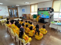 젤링영어 - ☆웃음가득 하늘반☆ - 자연을 사랑하며 꿈을 키우는 환타랜드숲유치원 😊웃음가득 하늘반😊 ABC~함께 배워요! 젤링영어