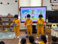 🌸🌼향기로운 꽃잎반🌼🌸 신나게 놀며 즐기는 영어시간 - ☆향기로운 꽃잎반☆ - 자연을 사랑하며 꿈을 키우는 환타랜드숲유치원... 