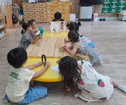 250706~동화(으악 개미 살려) 알록달록 색종이 뱀이랑 놀자 - 숲이랑 책이랑 아이돌봄방 - 자연과 함께 행복한 리더로 키우는 성곡어린이집... 