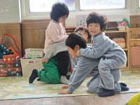 251227 토요돌봄방 - 숲이랑 책이랑 아이돌봄방 - 자연과 함께 행복한 리더로 키우는 성곡어린이집 자연과 함께 행복한 리더로 키우는... 