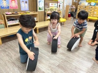 250703 동글동글 김밥(꽃잎반) - 체육- 유캔ucon - 자연과 함께 행복한 리더로 키우는 성곡어린이집 250703 동글동글 김밥(꽃잎반)