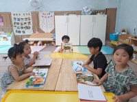 250706~동화(으악 개미 살려) 알록달록 색종이 뱀이랑 놀자 - 숲이랑 책이랑 아이돌봄방 - 자연과 함께 행복한 리더로 키우는 성곡어린이집... 