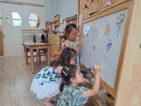 250706~동화(으악 개미 살려) 알록달록 색종이 뱀이랑 놀자 - 숲이랑 책이랑 아이돌봄방 - 자연과 함께 행복한 리더로 키우는 성곡어린이집... 