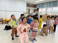 240311 신나는 체육수업ㅡ스카프로 놀아요♡(푸른나무) - 체육- 유캔ucon - 자연과 함께 행복한 리더로 키우는 성곡어린이집 240311 신나는... 