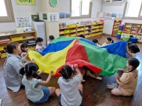 파라슈트 놀이😄😄 - 오일러반 사진 - 제주 피터팬 어린이집 제주 피터팬 어린이집