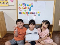 손수건에 물들이기😄😃 - 오일러반 사진 - 제주 피터팬 어린이집 제주 피터팬 어린이집