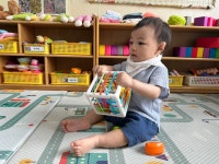 손을 넣어 모양 블록을 빼요🫳🕸️🤜 - 아인슈타인 A,B,C반 사진 - 제주 피터팬 어린이집 손을 넣어 모양 블록을 빼요🫳🕸️🤜