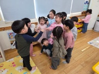 2월 23일 뮤직컴 스토리&자유놀이~♡ - 보람반 - 아이살림생태어린이집 2월 23일 뮤직컴 스토리&자유놀이~♡