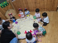 7월 7일 터널을 지나가며 까꿍 놀이해요&뮤직컴스토리 - 새롬반 - 아이살림생태어린이집 7월 7일 터널을 지나가며 까꿍 놀이해요&뮤직컴스토리