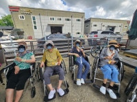 🍦 따뜻한 햇살 아래, 어르신들과 함께한 행복한 산책 시간 🌿📸 - 여가활동 서비스 - 수원연세실버벨리 🍦 따뜻한 햇살 아래, 어르신들과... 