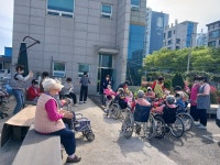 봄바람 따라 힐링 산책 🌸 어르신들의 웃음꽃이 활짝! - 여가활동 서비스 - 수원연세실버벨리 봄바람 따라 힐링 산책 🌸 어르신들의 웃음꽃이 활짝!