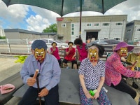 🍦 따뜻한 햇살 아래, 어르신들과 함께한 행복한 산책 시간 🌿📸 - 여가활동 서비스 - 수원연세실버벨리 🍦 따뜻한 햇살 아래, 어르신들과... 