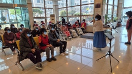 오늘은 요양원이 작은 콘서트장으로 변신했습니다! - 여가활동 서비스 - 수원연세실버벨리 🎤 오늘은 요양원이 작은 콘서트장으로 변신했습니다!