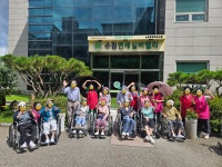 🍦 따뜻한 햇살 아래, 어르신들과 함께한 행복한 산책 시간 🌿📸 - 여가활동 서비스 - 수원연세실버벨리 🍦 따뜻한 햇살 아래, 어르신들과... 