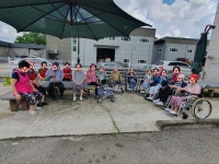 🍦 따뜻한 햇살 아래, 어르신들과 함께한 행복한 산책 시간 🌿📸 - 여가활동 서비스 - 수원연세실버벨리 🍦 따뜻한 햇살 아래, 어르신들과... 