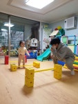 체육-스쿠터 보드 - 햇빛반(2022년1세반) - 꿈초롱어린이집(영세아 전용) 체육-스쿠터 보드