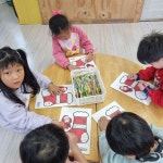 (오감포퍼먼스) 양말꾸미기와 트리 - 2023년각반사진 - 신명나는 아바키즈어린이집 (오감포퍼먼스) 양말꾸미기와 트리