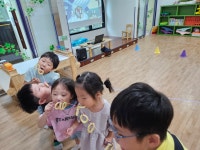 7월 띠앗머리 (3조 : 알록달록조 🌈) - 태국 - 2026 띠앗머리 - 군포시립 수리동어린이집 7월 띠앗머리 (3조 : 알록달록조 🌈) - 태국