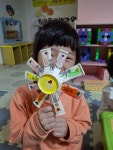 코스모스꽃만들기 - 꿈친구( 실내 *실외) 전체 사진 - 행당동아이꿈어린이집 코스모스꽃만들기