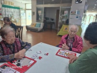 퍼즐맞추기(인지프로그램) - 어르신들의 하루 - 사마리타 군산 요양원 퍼즐맞추기(인지프로그램)