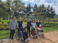 군산하구뚝 공원 나들이 산책 - 특화프로그램 - 사마리타 군산 요양원 군산하구뚝 공원 나들이 산책