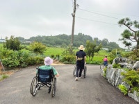 산책나왔어요. - 특화프로그램 - 사마리타 군산 요양원 산책나왔어요.