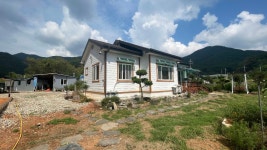 (경남고성부동산)삼산면/ 바닷가5분, 작은개울과 황토방,넓은텃밭과마당/ 깔끔한 전원주택매매 1,372제곱미터(415)/2억9500만원... 