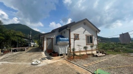 (경남고성부동산)삼산면/ 바닷가5분, 작은개울과 황토방,넓은텃밭과마당/ 깔끔한 전원주택매매 1,372제곱미터(415)/2억9500만원... 