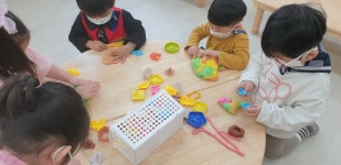 여러가지 색에 대해 알아보았어요! - · 달님반 앨범 - 국공립서창나무어린이집 여러가지 색에 대해 알아보았어요!