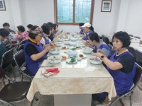 2025년7월16일수요일 성모회에서 복날을 맞이하여 어르신들께 삼계탕 대접했습니다 - 자유 사진 - 운교동 성당 2025년7월16일수요일... 