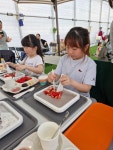 주일 학교 어린이들이 딸기 농장 체험을 다녀왔어요 - 주일학교 사진 - 운교동 성당 주일 학교 어린이들이 딸기 농장 체험을 다녀왔어요