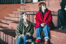 25.03.04 식스센스: 시티투어 3화 ＜부산＞ 현장스틸 미미 - 　　사진자료 - OHMYGIRL 공식 팬카페 25.03.04 식스센스: 시티투어 3화... 