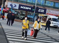 금일읍봉사회, 2월 버스 승·하차 도우미 활동 1회차 마무리]... 건너 온 따뜻한 손길... 금일읍봉사회, 2월 버스 승·하차 도우미 활동 1회차 마무리]