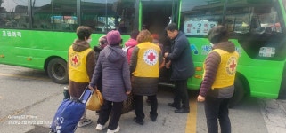 금일읍봉사회, 2월 버스 승·하차 도우미 활동 1회차 마무리]... 건너 온 따뜻한 손길... 금일읍봉사회, 2월 버스 승·하차 도우미 활동 1회차 마무리]