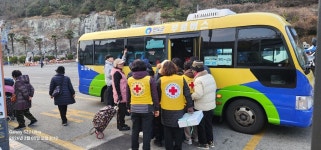 금일읍봉사회, 2월 버스 승·하차 도우미 활동 1회차 마무리]... 건너 온 따뜻한 손길... 금일읍봉사회, 2월 버스 승·하차 도우미 활동 1회차 마무리]