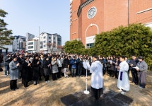 성모동산 십자가의 길 축복식-1- - 2025년 본당 행사사진 - 수원교구 원천동성당 성모동산 