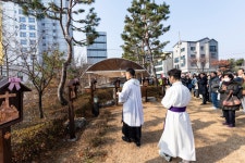 성모동산 십자가의 길 축복식-1- - 2025년 본당 행사사진 - 수원교구 원천동성당 성모동산 