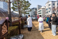 성모동산 십자가의 길 축복식-1- - 2025년 본당 행사사진 - 수원교구 원천동성당 성모동산 